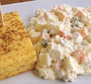 PINCHO TORTILLA CON ENSALADILLA